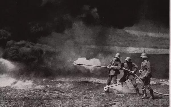 10. Birinci Dünya Savaşı'nda, cephede alev silahı kullanan Alman birlikleri.