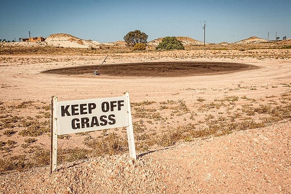 7. Многие выходцы из южной и восточной Европы отправились в Кубер-Пети на заработки после Второй мировой войны, но условия жизни в этом населённом пункте были очень тяжёлыми - в этом засушливом районе нет воды и практически отсутствует растительность.