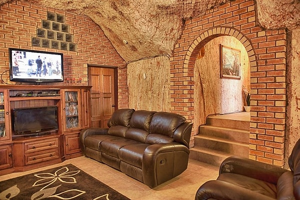 10. Из-за отсутствия подземной канализации уборная располагается ближе ко входу, то есть на уровне земли. Другие комнаты роют, как правило, гораздо глубже. В больших комнатах потолки поддерживают колонны высотой 1 метр.