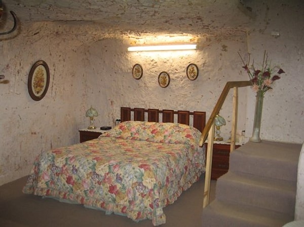 14. Сторонники современных решений покрывают стены и потолок своих жилищ штукатуркой, после этого внутреннее убранство практически ничем не отличается от обычных квартир.