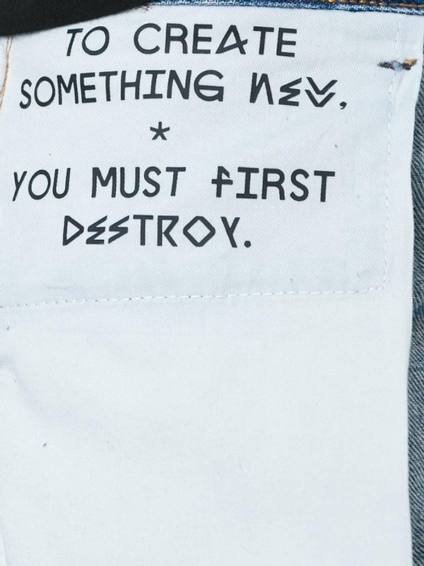 4. Особый колорит модели придают карманы, надпись на которых гласит: "Чтобы создать что-то новое, нужно сначала разрушить". Вот так вот и разрушаются привычные устои... Кто знает, быть может, скоро этот тренд завоюет мировые подиумы...