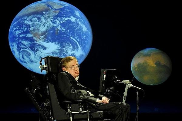 Hawking’in sadece 7 aylık bir süreçte, insanlığın Dünya’daki ömrünü 1000 yıldan, 100 yıla neden indirdiği ise bilinmiyor.