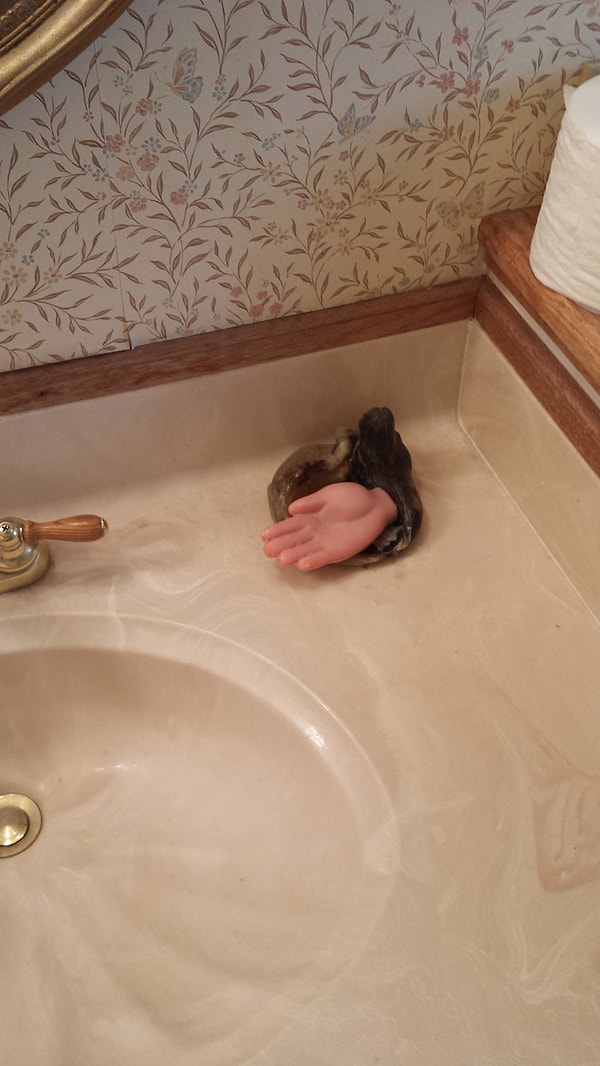 16. Мыло для рук в форме руки