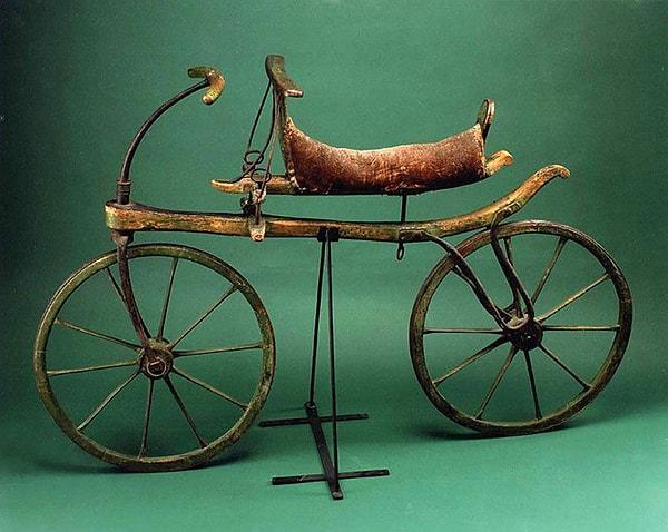 1. 12 Haziran 1817 yılında Alman mucit Karl Drais iki tekerlekli garip bir araç icat etti ve halkın arasında dolaşmaya başladı.