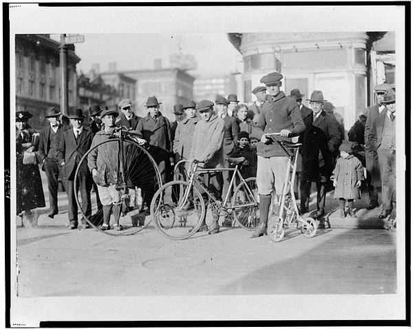 11. 1919 yılında bisikletin evrimini gösteren bir sergi.