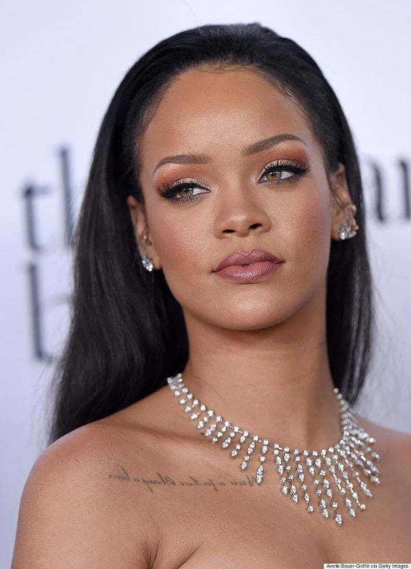 15. Hem sesiyle hem dış görünüşüyle dünyanın en beğenilen isimlerinden olan Rihanna, hiçbir zaman liseden mezun olamamış!