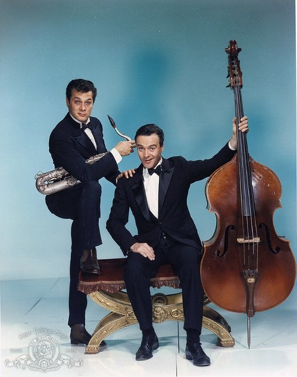 9. Тони Кертис и Джек Леммон в фильме "В джазе только девушки" 1959 г.