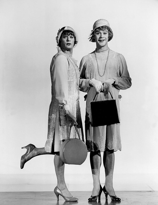 9. Тони Кертис и Джек Леммон в фильме "В джазе только девушки" 1959 г.