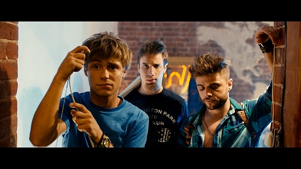 11. Александр Ведменский, Александр Головин и Илья Глинников в фильме "В спорте только девушки" 2014 г.