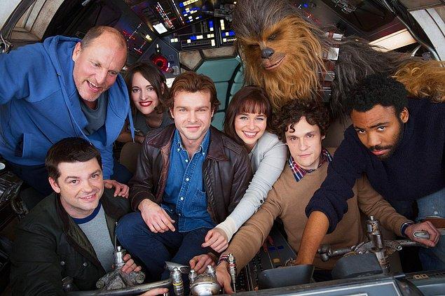 4. Çekimleri devam eden "Han Solo" filminin yönetmenleri P. Lord ve C. Miller, ani bir kararla filmden ayrılınca yerine Ron Howard geldi.