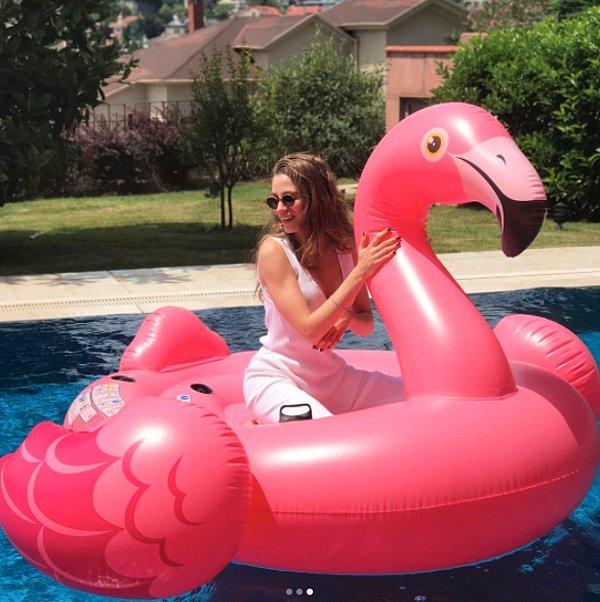 15. Dizinin sezon finali yapmasının hemen ardından soluğu tatilde alan Serenay Sarıkaya, Instagram hesabından eğlenceli pozlarını takipçileri ile paylaştı.