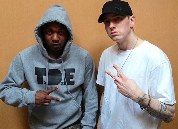1. Eminem, Kendrick Lamar’ın bir hayalet yazarı  (onun yerine yazan başka biri) olduğundan şüphelendiği için stüdyodaki herkesi kovmuş ve ondan o an birkaç dize yazmasını istemiş.