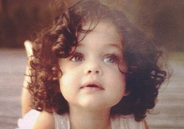 Кудрявая девочка с глазами орехового цвета!