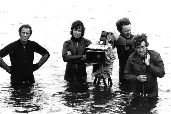 2. Yönetmen Steven Spielberg (ortada) ve kamera ekibi 1974 yılında Jaws filminin çekimleri sırasında