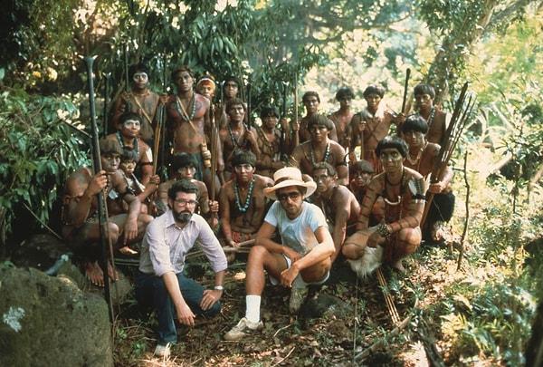 4. Spielberg ve George Lucas Indiana Jones Kutsal Hazine Avcıları setinin çalışanları ile birlikte, 1980.