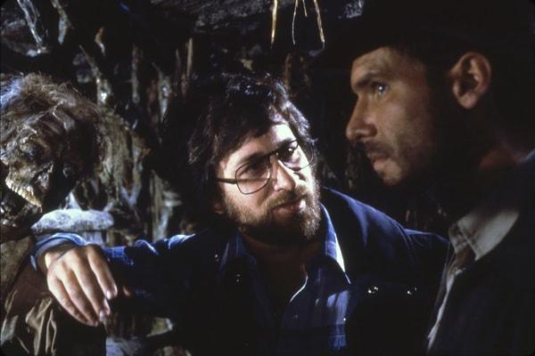 5. Harrison Ford ve Spielberg Indiana Jones Kutsal Hazine Avcıları setinde, 1980.