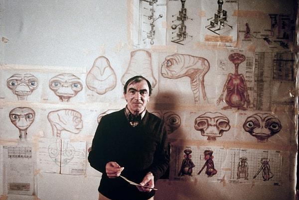 7. Özel efekt uzmanı Carlo Rambaldi E.T. seti için tasarladığı eserlerle poz veriyor 1981.