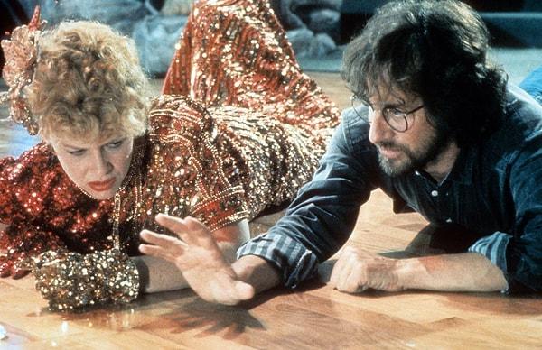 9. Indiana Jones ve Lanetli Tapınak setinde Kate Capshaw yönetmen Steven Spielberg'i dikkatle dinliyor, 1983.