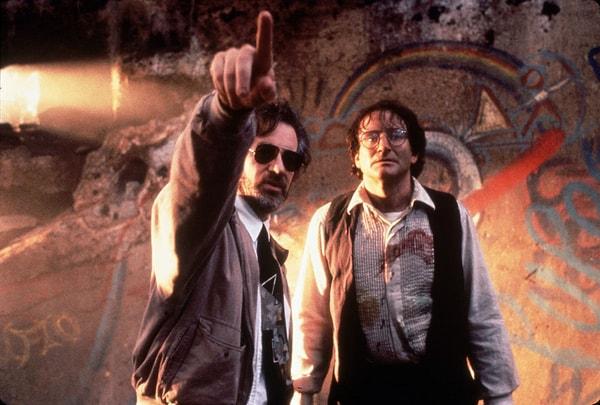 12. Spielberg ve Robin Williams 1989 yılında Kanca filminin setinde çalışıyor.