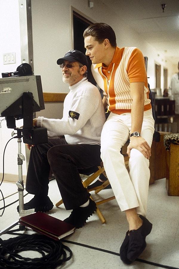19. Leonardo DiCaprio Sıkıysa Yakala setinde Spielberg ile birlikte, 2002.