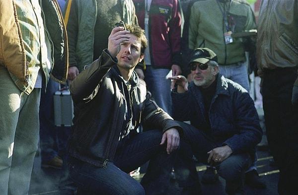 21. Dünyalar Savaşı setinde Tom Cruise'a direktifler veren Spielberg 2004.
