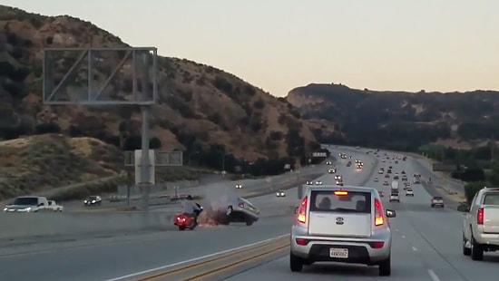 Bir Tekmeyle Otoyolu Savaş Alanına Çeviren Motosikletli