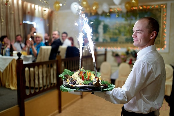 1. Аренда дорогостоящего зала с едой и тамадой