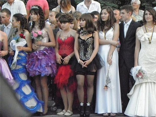 3. Дорогостоящие вечерние платья и трехэтажные прически у девочек