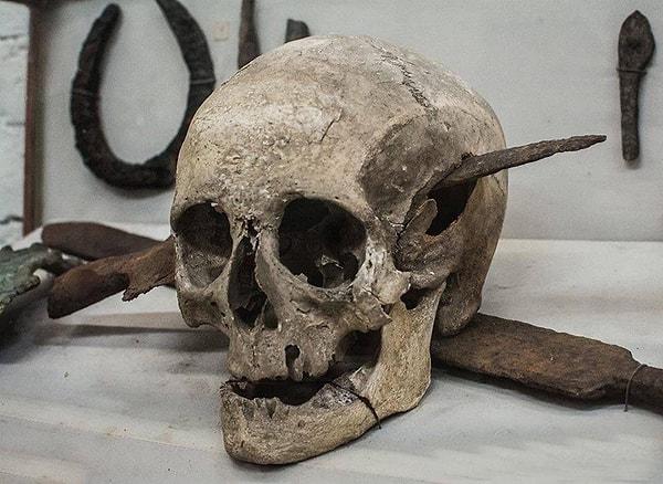 1. Galik Savaşlarda ölmüş bir Romalı kafatası. M.Ö. 1. yüzyıl.