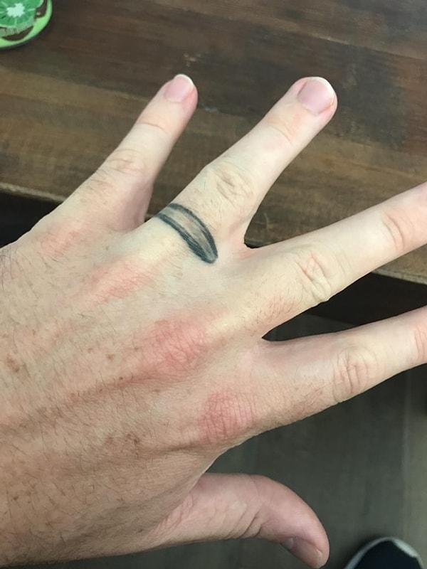 16. Elleri perdeli olduğu için takamadığı nişan yüzüğünü dövme yaptıran adam