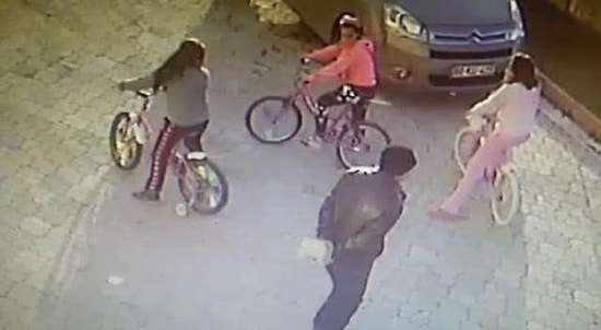 Yolda Gezen Çocuğun Başına Taşla Vurmaktan Aranırken Tacizden Gözaltına Alındı ve Serbest Kaldı!