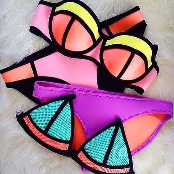 1. Купальник, небрежно валяющийся на полу или на кровати, с подписью: "К отпуску готова!"