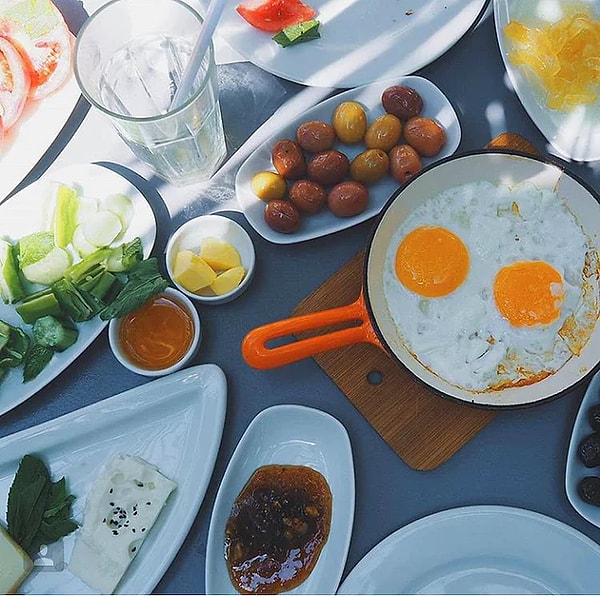 5. Фото завтрака с подписью: "Доброе утро!"