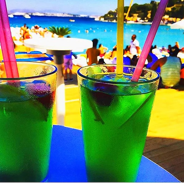 9. Коктейли на фоне моря и пляжа с обязательным упоминанием того, как вам сейчас хорошо