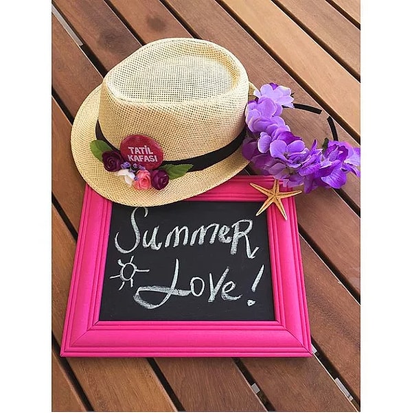 11. Шляпка и цветочек, которые, видимо, тоже олицетворяют хорошее времяпрепровождение