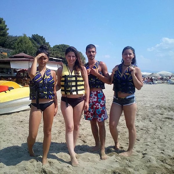 12. Фото в надувных жилетах, сделанное перед или после поездки на водных скутерах