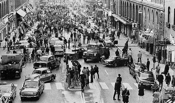 2 Eylül 1967’te her şey değişmiş olsa da İsveçli sürücüler arabanın icadından beri araçlarını soldan sürüyordu.