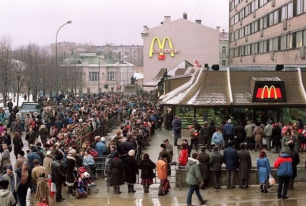9. Очередь в первый московский Макдональдс, 1990 год