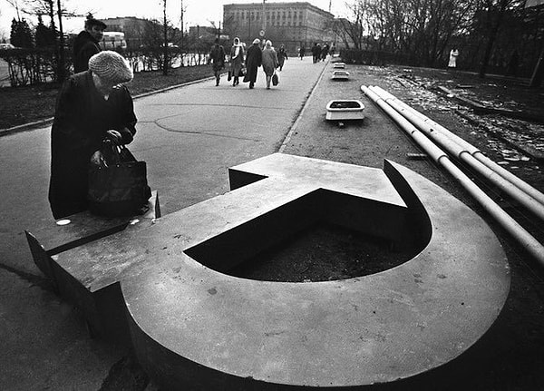 17. Женщина отдыхает на лежащем на земле молоте и серпе