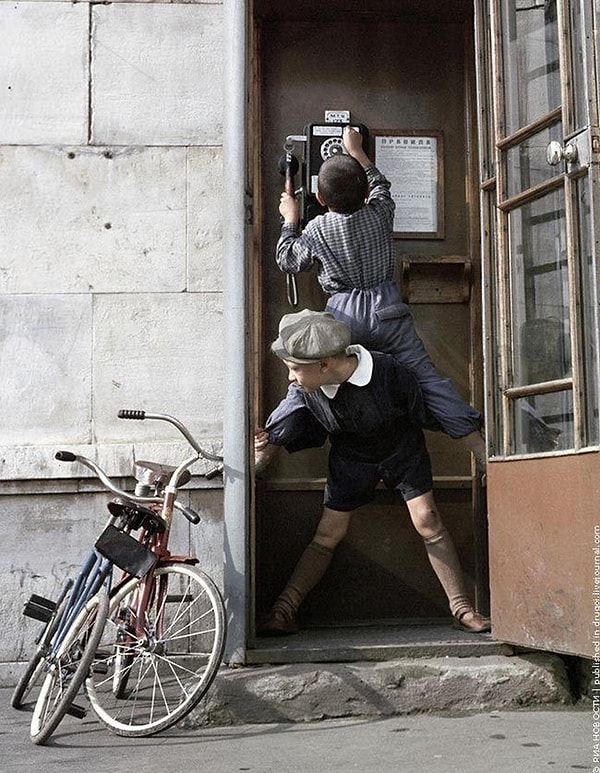 23. Два мальчика в телефонной будке, 1961 год
