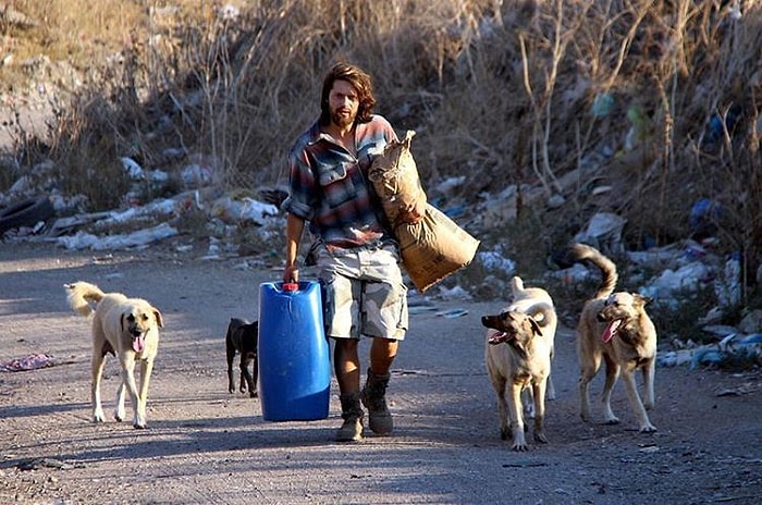 Sokak Köpeklerine Bakan Gencin İçinizi Isıtacak Sımsıcak Hikayesi!