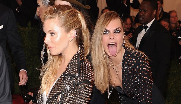 9. Сиенна Миллер и Кара Делевинь: модели за работой