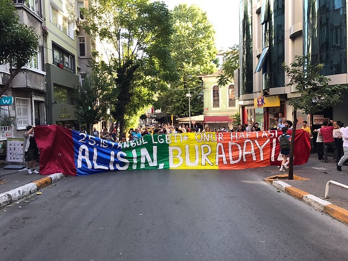 Fotoğraflarla Çok Sayıda Gözaltının Olduğu ‘Geçit Verilmeyen’ Onur Yürüyüşü…