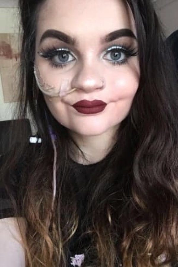 1. Итак, встречайте, это Эмили Джонсон, 22-летняя начинающая визажистка из Лондона, которая никогда не позволит своей трубочке для кормления помешать идеальной стрелке.