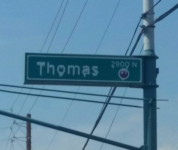 5. Плавятся даже дорожные знаки: