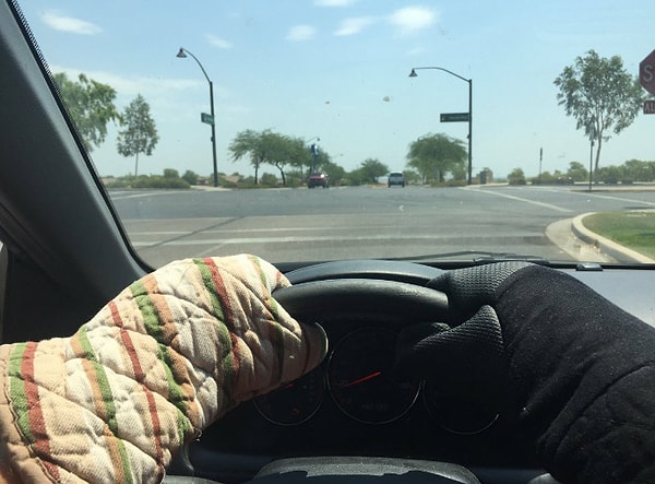 4. Не нужно жаловаться на то, что руль слишком горячий, можно просто воспользоваться перчатками.