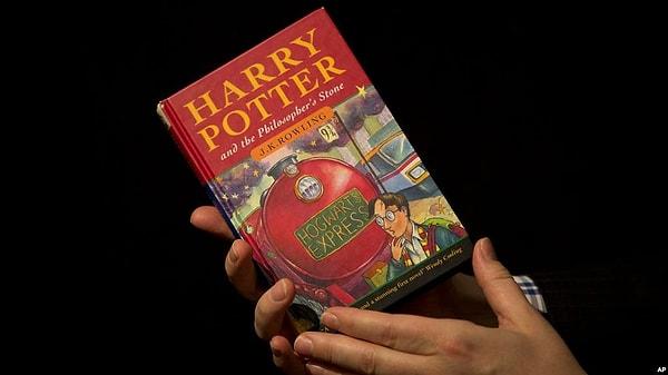 Dünya çapında 79 dile çevrilen ve 450 milyon kopya satan Rowling'in fantastik dünyası ile tanışalı tam 20 yıl oldu.