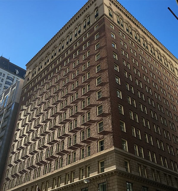 12. Тень этих окон создает оптическую иллюзию