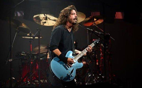 10. Dave Grohl saçlarını açmış, Foo Fighters Pyramid Sahne'de!