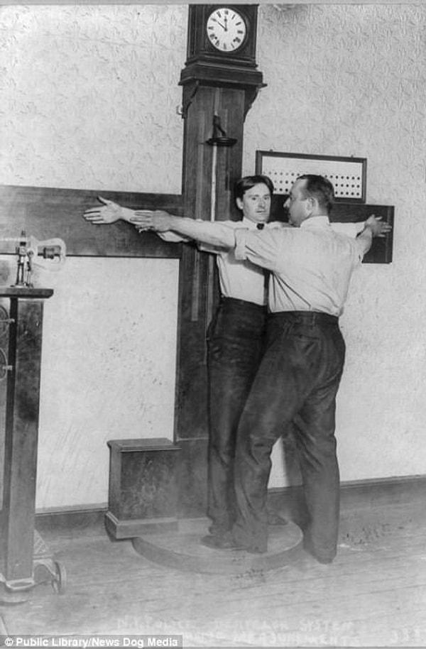 4. New York City Polisi suçlular üzerinde yaptıkları vücut ölçümlerini kameralara gösteriyor, 1908.